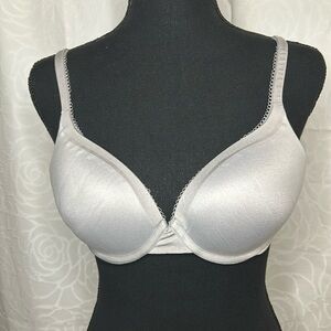 VICTORIA’S SECRET lavender Body by Victoria Perfect Shape pad bra. Size 36 B.